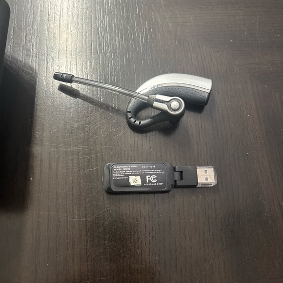 Plantronics Model D100Y Bluetooth USB Drive W Headset No Charger - Picture 1 of 6